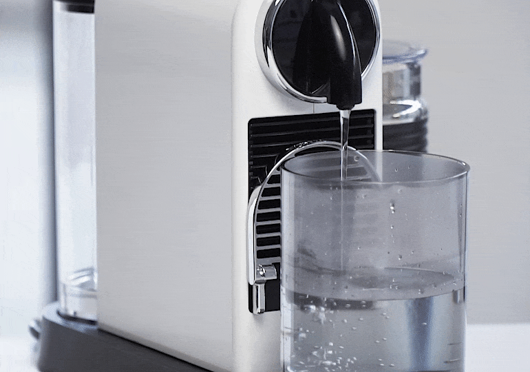 Zo ontkalk je een koffiemachine