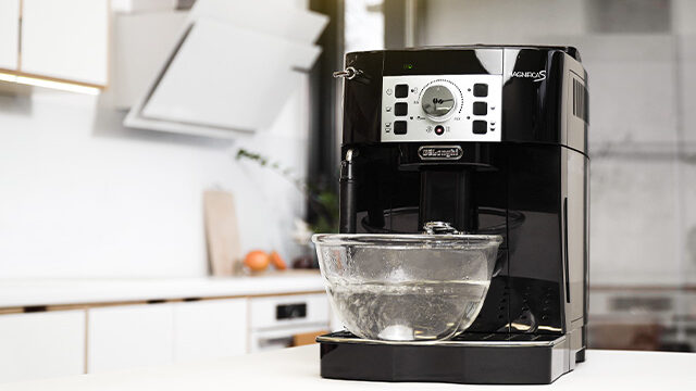 Hoe ontkalk je een koffiemachine