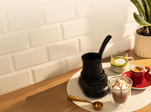 Turkse koffie. Melkschuim. Warme chocolademelk.